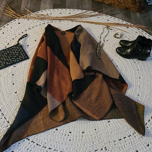 EARTH TONE CAPE NEW WITHOUT TAG. - Picture 4 of 14